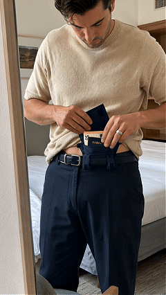 Rangement du passeport et des cartes dans la pochette portée à la ceinture